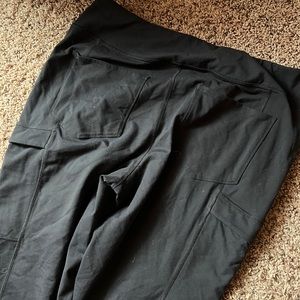 Duluth Trading Black Capris